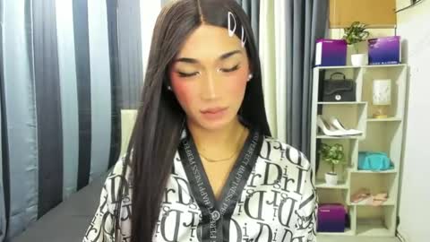 pixiedoll_ online show from July 3, 6:45 pm