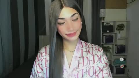 pixiedoll_ online show from June 24, 7:37 am