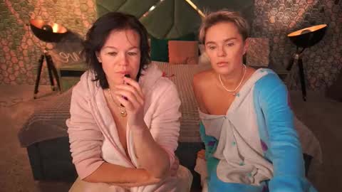 Ira brunette and Vika blonde online show from November 18, 6:49 am