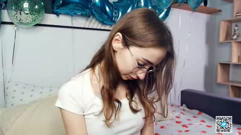 Snapshot of polly_bee chatting on October 12, 7:34 am Polly online show from October 12, 7:34 am