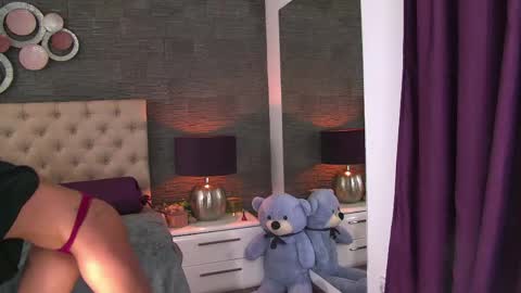 polly_curiouss online show from May 24, 4:13 pm