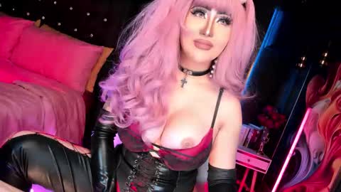 Snapshot of porn_goddess_lily chatting on September 19, 7:01 am Goddess Lily online show from September 19, 7:01 am