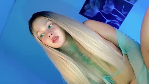 Snapshot of pretty_little_baby28 chatting on October 22, 10:33 pm Flor online show from October 22, 10:33 pm