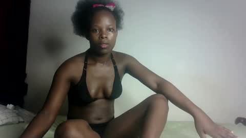 Snapshot of prettymelly_ chatting on February 27, 12:14 am Melly online show from February 27, 12:14 am
