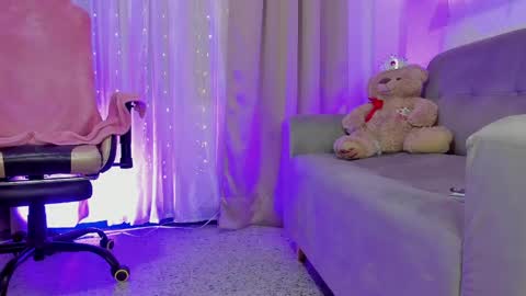    INDEPENDENT MODEL online show from April 16, 9:39 pm