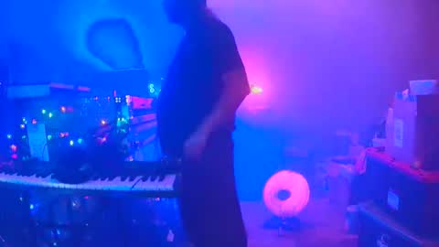 punkrunr083 online show from April 26, 11:30 am