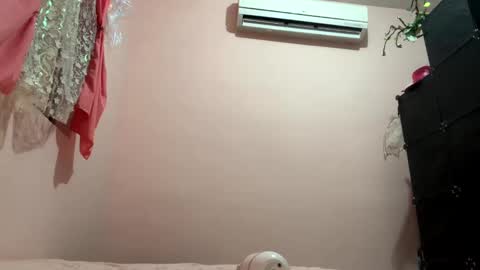 Snapshot of pussypoppinx20 chatting on December 31, 12:54 am Sarah online show from December 31, 12:54 am