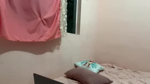 Snapshot of pussypoppinx20 chatting on October 6, 1:34 am Sarah online show from October 6, 1:34 am