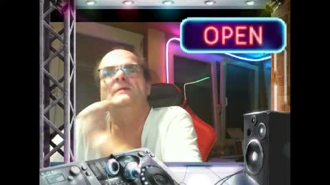 Snapshot of r_2d2_ chatting on March 7, 9:38 pm dj mike online show from March 7, 9:38 pm