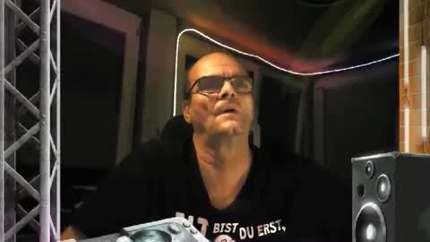 Snapshot of r_2d2_ chatting on October 13, 7:38 pm dj mike online show from October 13, 7:38 pm