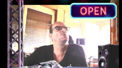 Snapshot of r_2d2_ chatting on October 24, 8:37 am dj mike online show from October 24, 8:37 am