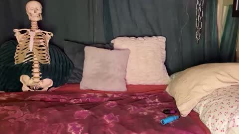    RAMONA Q   online show from December 9, 12:30 pm