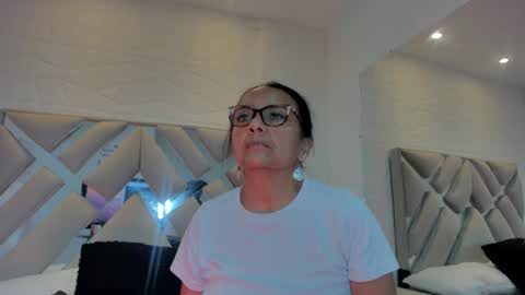 Raquel Moore  online show from March 6, 8:09 am