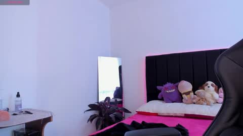 Snapshot of raven__white1 chatting on January 22, 9:43 pm Raven online show from January 22, 9:43 pm