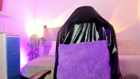 ravencollen online show from November 17, 1:03 pm