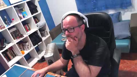 ravingr3d3 online show from April 4, 7:54 pm