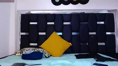 Snapshot of raydevil_ chatting on February 10, 5:19 pm Rayn online show from February 10, 5:19 pm