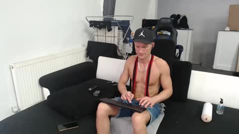 Snapshot of reallyman7 chatting on January 10, 8:29 am Ask me online show from January 10, 8:29 am