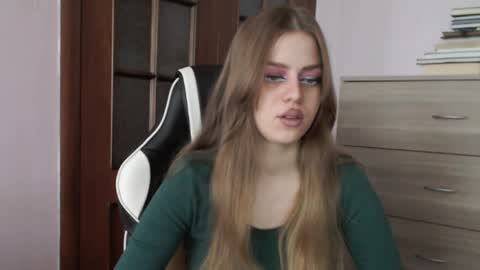 Lily online show from May 12, 2:31 am