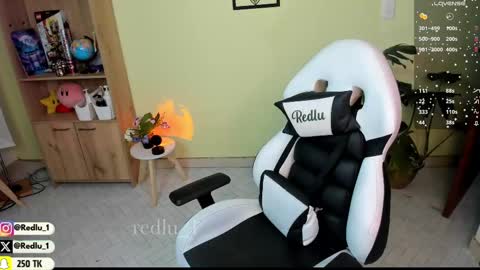 Lu Independiet model online show from February 14, 11:31 am