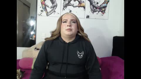 redvelvett22 online show from September 29, 4:33 am