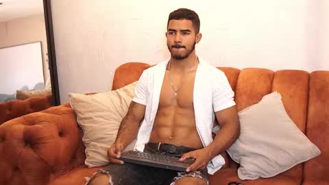 Snapshot of reik_von chatting on October 21, 12:10 pm Reik online show from October 21, 12:10 pm