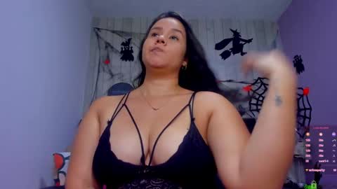 reina_loren online show from October 23, 4:47 am