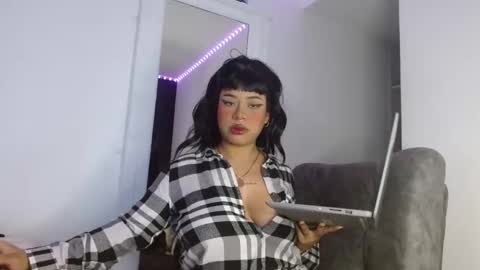 Snapshot of reina_reina chatting on October 23, 10:32 pm reina_reina online show from October 23, 10:32 pm