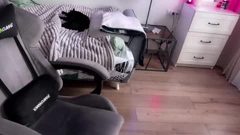   DianaBrite            fansl y online show from March 10, 12:38 pm