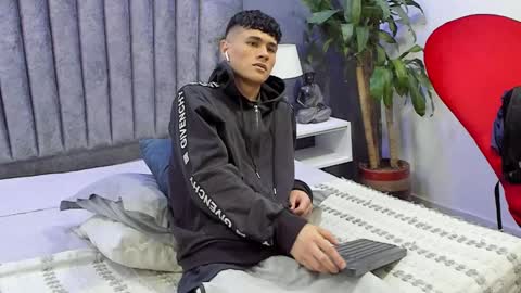 Roan Birkin online show from March 6, 7:32 pm