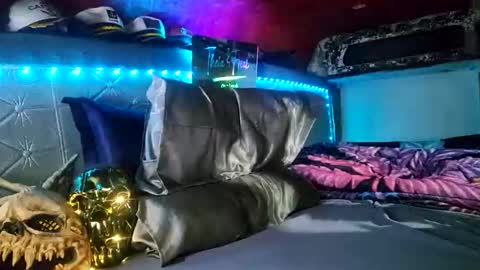 Snapshot of rod77knee chatting on October 31, 10:48 am rod77knee online show from October 31, 10:48 am