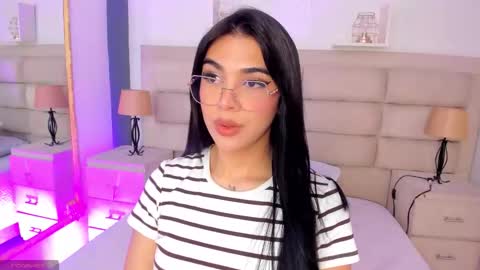 Snapshot of rosecassie chatting on October 20, 2:00 pm Rose online show from October 20, 2:00 pm
