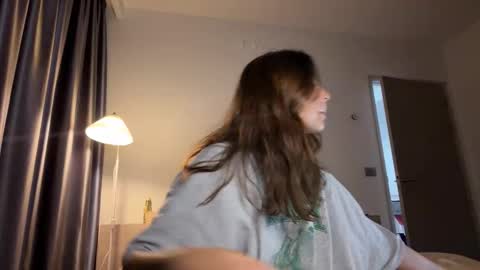 Roshelle online show from March 24, 1:17 pm