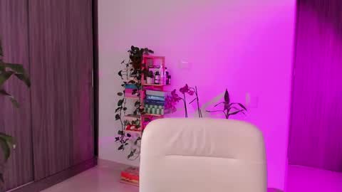 Snapshot of rossth11 chatting on October 4, 8:17 pm Im Ross online show from October 4, 8:17 pm