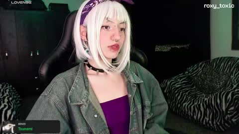 Snapshot of roxy_toxic chatting on October 8, 1:35 am Roxy Independient model Help me to reach 50 thumbs up online show from October 8, 1:35 am