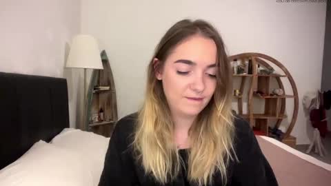 Roxy online show from May 7, 1:29 pm