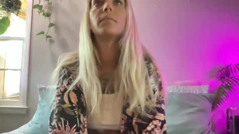 KumKitten online show from October 9, 5:40 pm