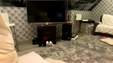 Laura online show from March 11, 7:58 pm