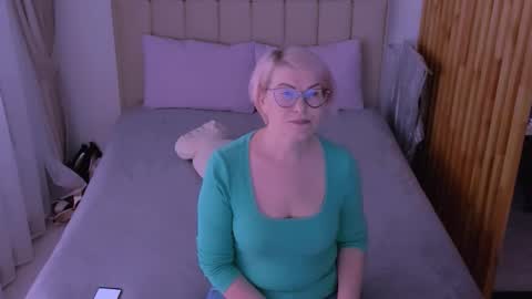 Sabrina MacMarren online show from March 19, 7:47 am