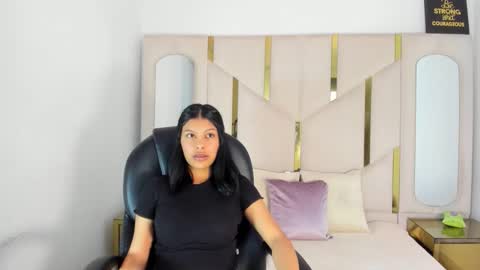 salmaportman_ online show from February 7, 2:31 pm