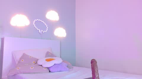   online show from December 5, 12:25 pm