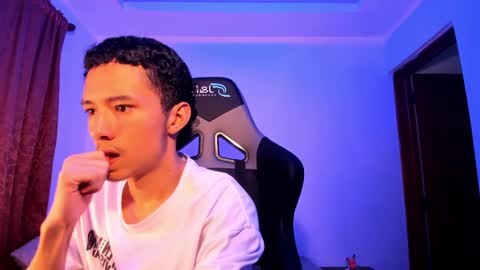 santi_twink19 online show from December 7, 4:48 am