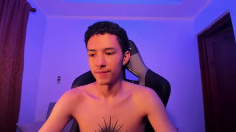 santi_twink19 online show from December 5, 10:39 pm