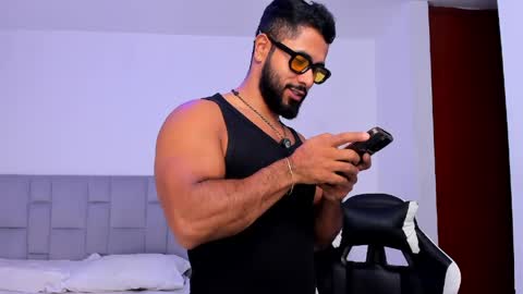 santiago_huntt online show from April 16, 9:39 pm