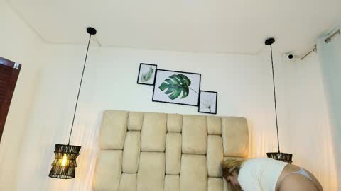 sarablonde_t online show from June 3, 7:30 pm