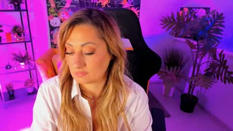 Divine Sarah NONUDE model online show from March 8, 5:43 pm