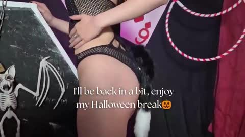 Snapshot of sarasaenz__ chatting on October 11, 11:37 am online show from October 11, 11:37 am