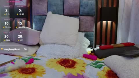 Snapshot of sarra_restrepooo chatting on February 8, 2:27 pm sara online show from February 8, 2:27 pm