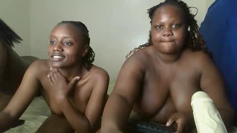 Snapshot of sassie_bee chatting on September 27, 6:16 pm sassie_bee online show from September 27, 6:16 pm