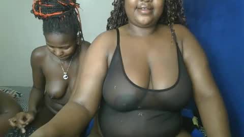 Snapshot of sassie_bee chatting on September 13, 11:07 pm sassie_bee online show from September 13, 11:07 pm